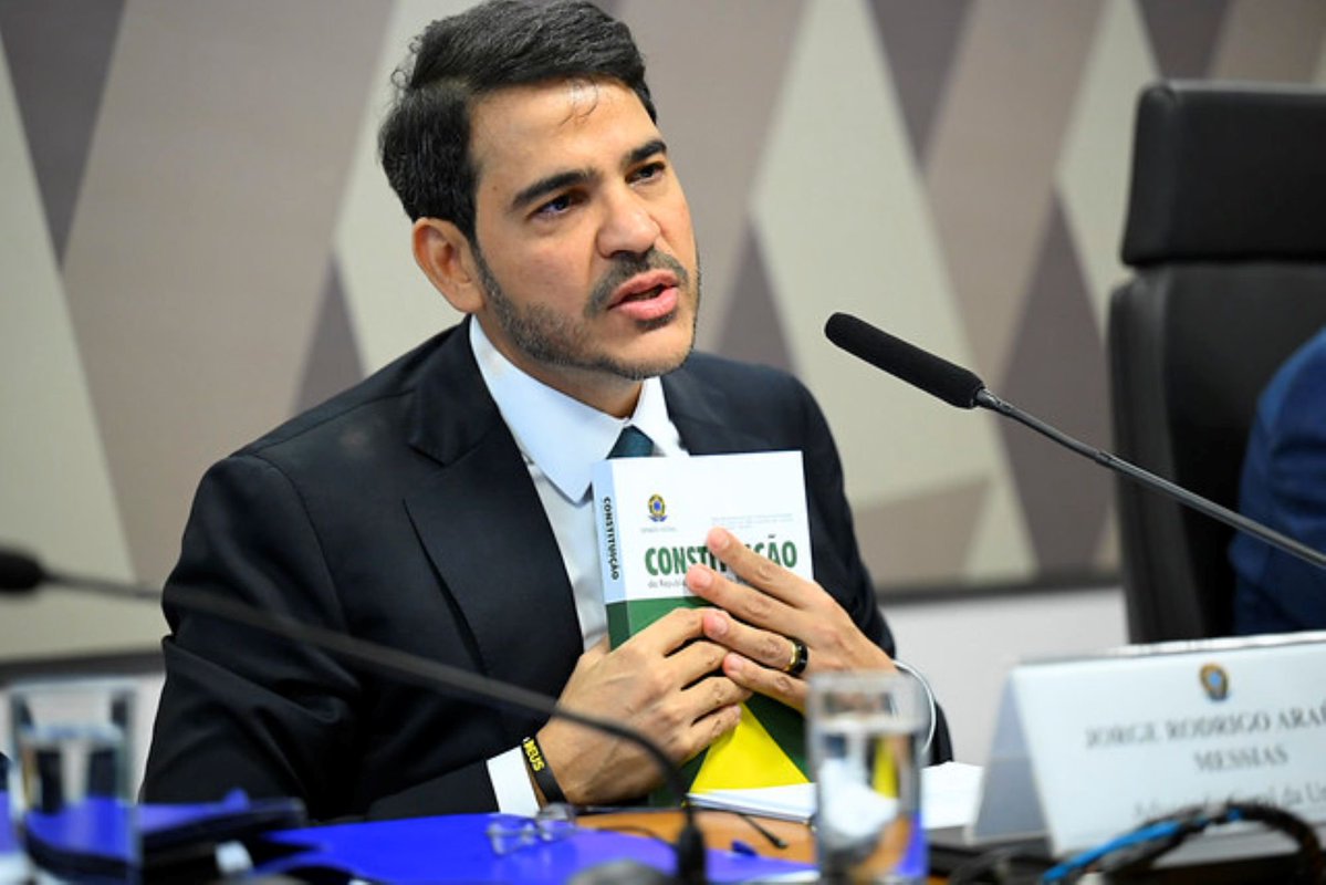 O menino de recados da Dilma é o primeiro candidato a Ministro do STF a ser barrado pelo Senado Federal na HISTÓRIA do Brasil. Parabéns, Bessias!