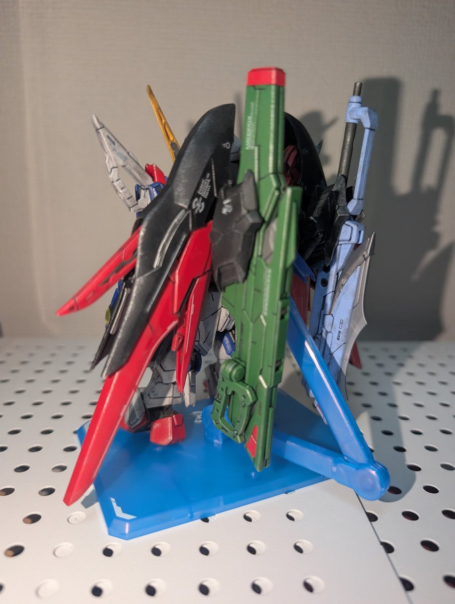 AURO_ra_7's tweet photo. MGSD デスティニーガンダム完成✨
スミ入れとウェザリング、トップコートをして終了〜
アロンダイト構えてる姿が1番好きだな
翼が大きくてボリューム感あって良い‥デスティニーカッコイイね‥！

#ガンプラ 
#ガンプラ好きと繋がりたい https://t.co/EwdjsFykcc