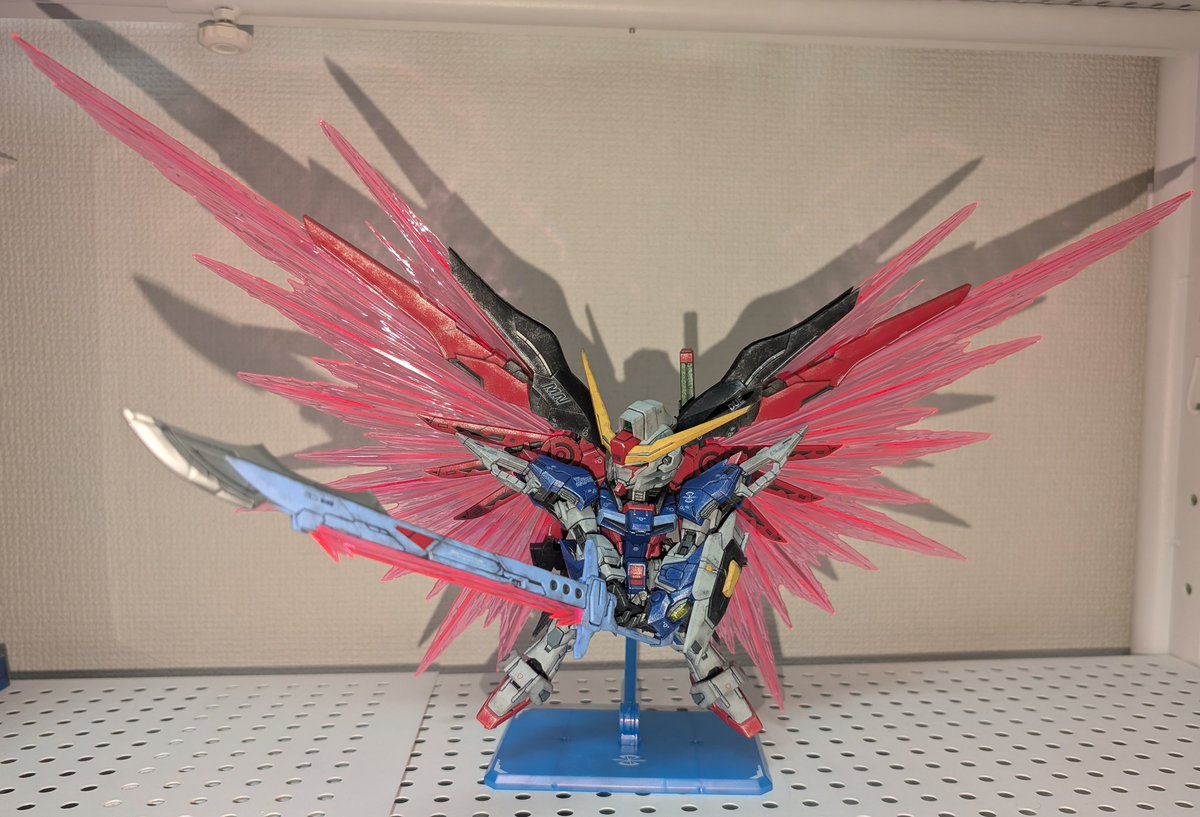 AURO_ra_7's tweet photo. MGSD デスティニーガンダム完成✨
スミ入れとウェザリング、トップコートをして終了〜
アロンダイト構えてる姿が1番好きだな
翼が大きくてボリューム感あって良い‥デスティニーカッコイイね‥！

#ガンプラ 
#ガンプラ好きと繋がりたい https://t.co/EwdjsFykcc