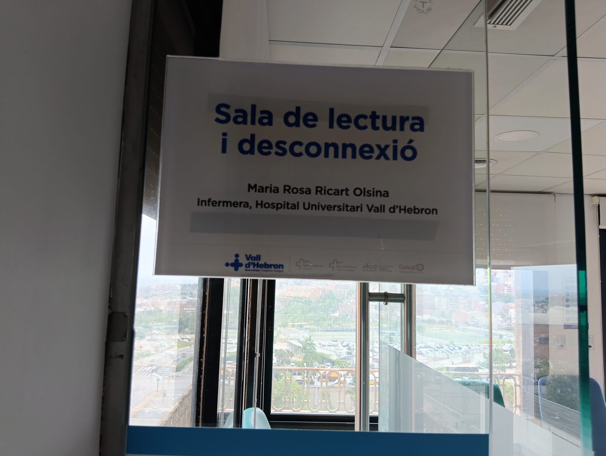 chusmorilla's tweet photo. El 2012, el meu marit va ingressar a Vall d'Hebron. L'equip que el va atendre va ser extraordinari, i en especial la Maria Rosa, infermera.
Aquest Sant Jordi li hem tornat el gest: més de 100 llibres recollits per la DRE per a la Sala de lectura Maria Rosa Ricart Olsina. Gràcies https://t.co/niiYA06kFY