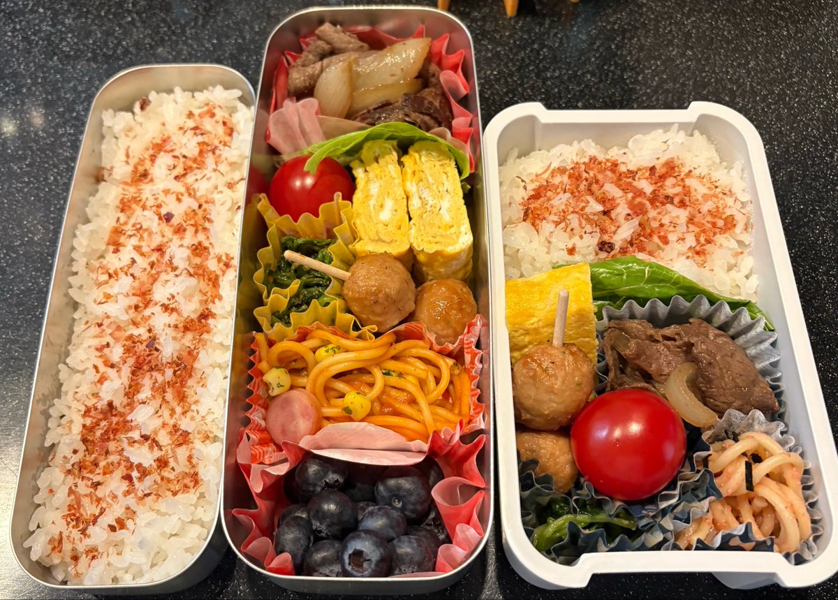 おはようございます🌞
本日は
・牛肉炒め
・つくね棒
・卵焼き
・ナポリタン（たらこスパ）
・ほうれん草
・トマト
・ブルーベリー🫐
です！

ミニトマトデカすぎ問題😇笑
さてあと2日でゴールデンウィーク！
がんばろ！

#お弁当記録 
#お弁当作り 
#お弁当