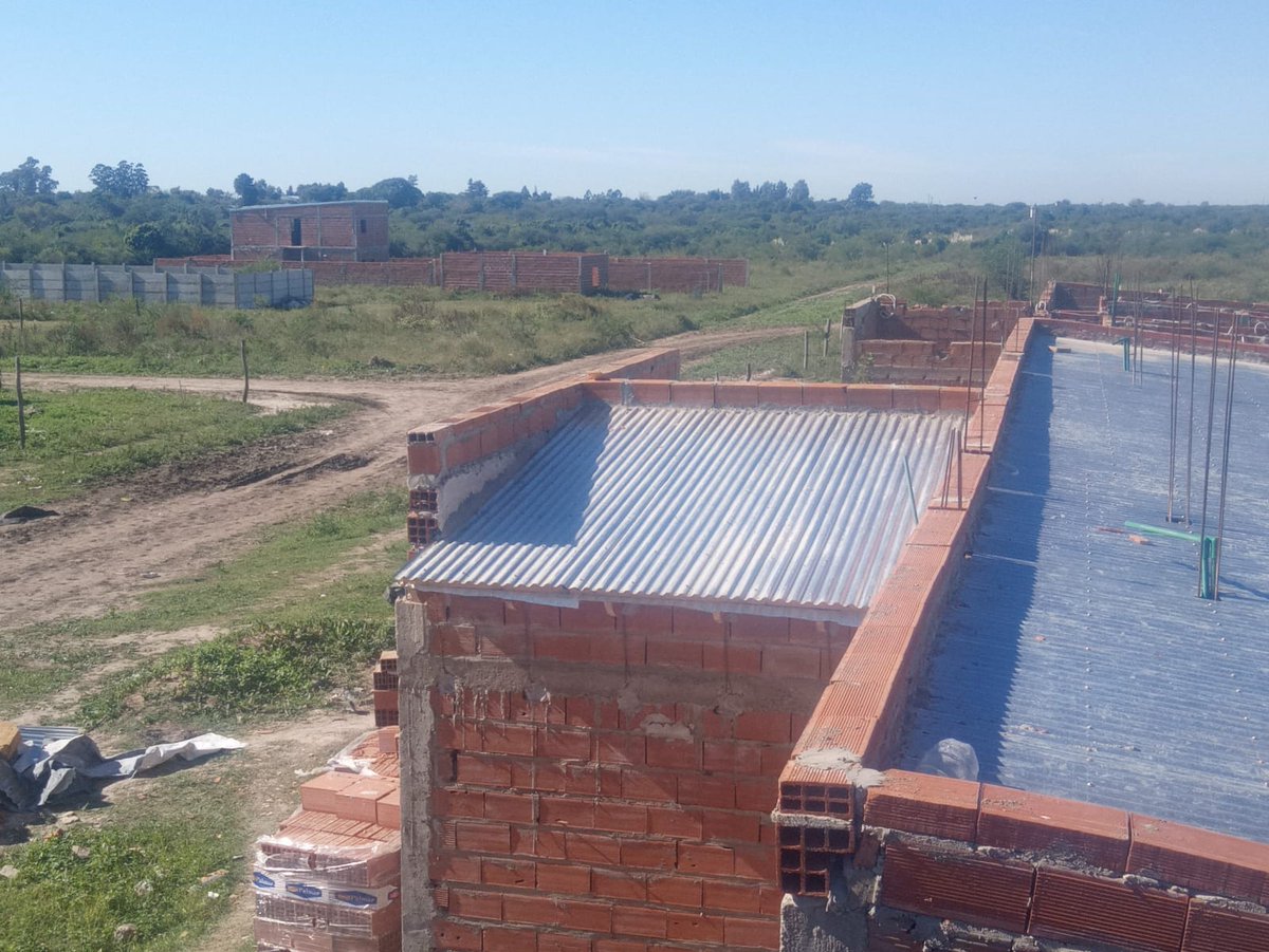 Avanza el plan de 30 viviendas en Santa Elena, una obra que fue retomada con esfuerzo y compromiso por el Gobierno Municipal, con financiamiento del Instituto Autárquico de Planeamiento y Vivienda - IAPV.