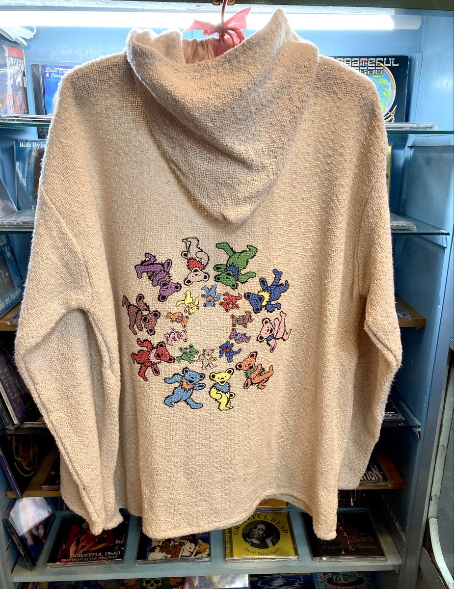 chocolatepanxx's tweet image. 雨が降ってて
ひんやりの大阪阿倍野です

こんな日はコットン素材のBaja Hoodieがオススメです

Grateful Dead - Circle Bear Baja Pull Over Jacket (Natural Cotton)

Bear’s Choice は
連休中も土・日・祝以外はOPENしてます

遊びに来てくださいね

#bearschoice大阪
#gratefuldead 
#deadheads