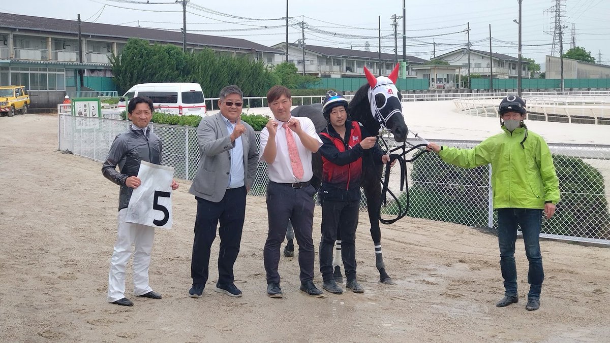 chargeadvanced's tweet photo. 【メモリアル勝利】#HUK #園田競馬
3Rでシュトロームが勝利し、管理する吉見真幸厩舎が地方通算100勝を達成しました。昨年の西日本クラシック(キミノハート)で重賞初勝利もあった中、開業から2年8カ月での節目の勝利となりました。

吉見師コメント
「100勝とは知らなかったです。オーナーさんに教えてもらいました(苦笑)　厩舎は少しずつ形になってきているかなと思います。ここまで来られたのも、オーナーさんと厩務員さんが頑張ってくれているおかげですね。
今週ここまで4戦4勝なんです。一昨日半袖で来たら今年初のマルチ勝利ができたんで、縁起を担いで今日も半袖で来たら寒くて…(笑)」と天然ぶり(?)を見せつつ、笑顔でした。

100勝とは知らず一旦馬が引き上げてしまっていたので、わざわざ厩舎地区から馬を呼び戻して記念撮影。
（ちなみに一昨日25℃、今日14℃です）