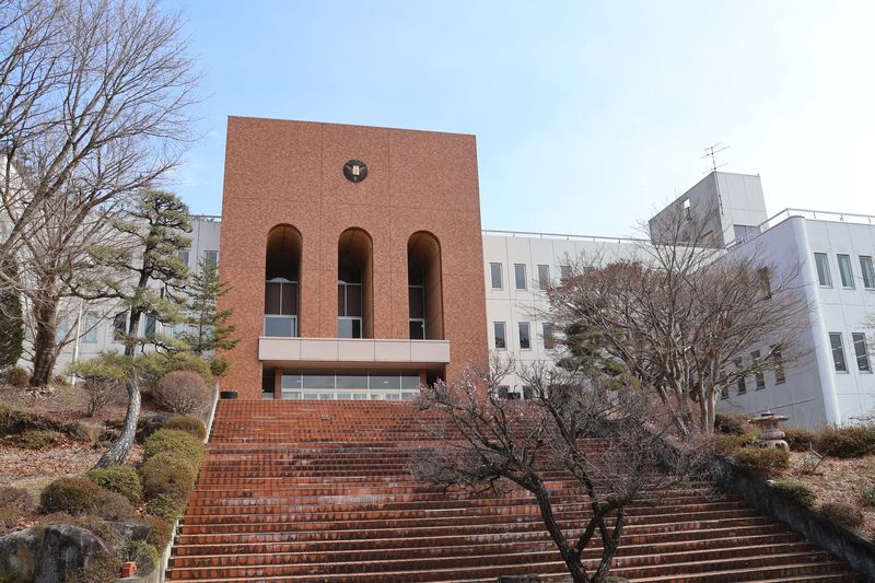 人口1.7万人の町にある短大に外国人留学生が押し寄せたがバイトや住むところがというニュースらしいが：留学生215人が入学　信州豊南短期大を辰野町がバイト探しや家確保で支援 buff.ly/RcBD76m