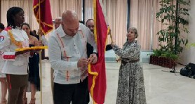 El acto de condecoración de los Héroes y Heroínas del Trabajo de la República de Cuba y de otros compañeros(as) con la Órden Lázaro Peña y la medalla Jesús Menéndez, sobre la base del mérito,  demuestra otra de las razones por las que Cuba vive y resiste.
#LaPatriaSeDefiende