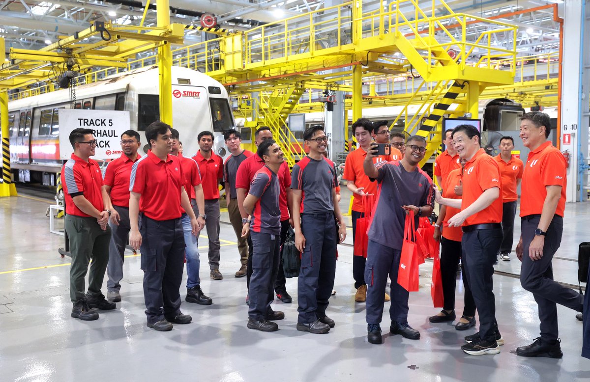 LawrenceWongST's tweet image. #Throwback to my visit to SMRT Bishan Depot earlier this year. Good to see how technology is making a real difference on the ground — helping workers do their jobs better and more safely.