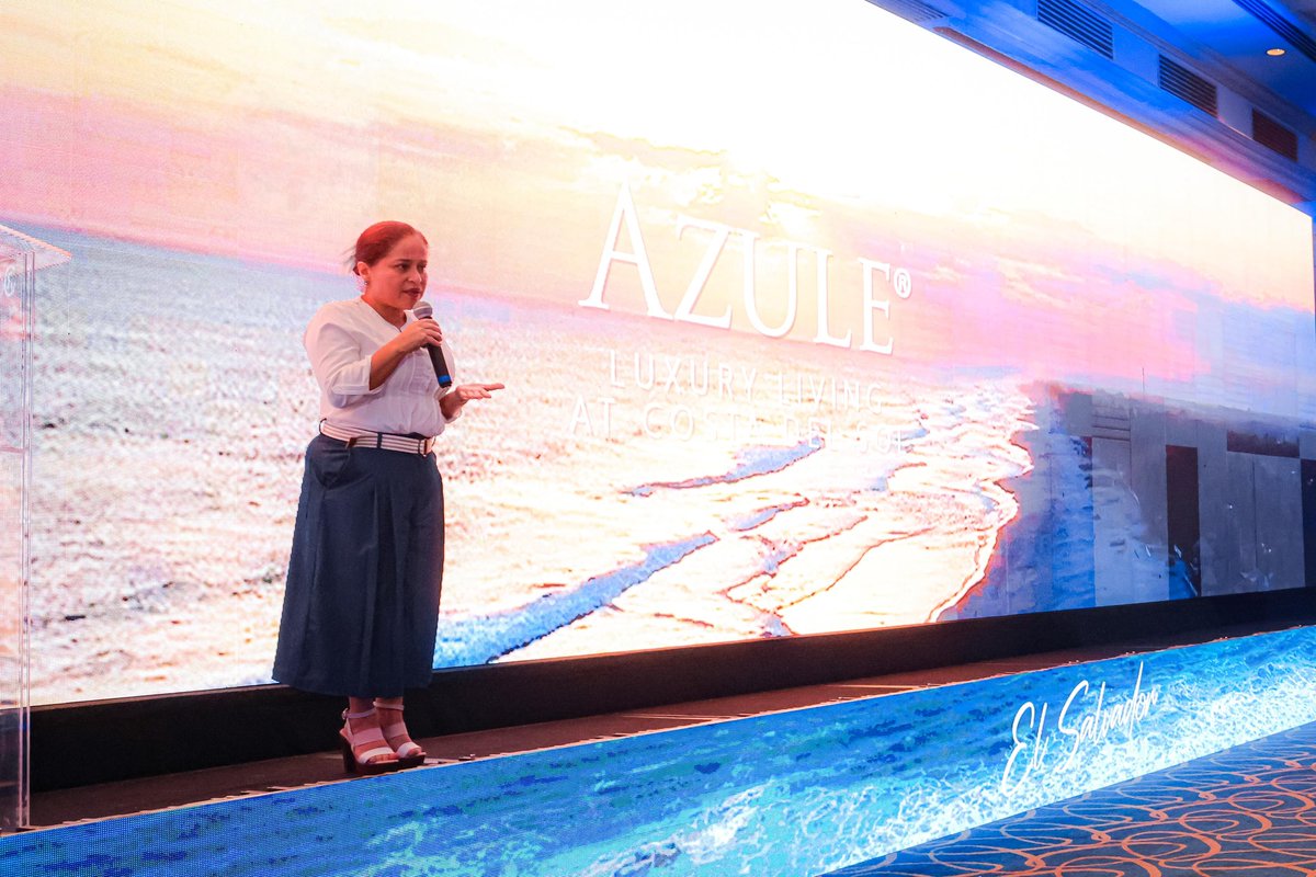 SecPrensaSV's tweet photo. #Azule | “Azule es un destino que ya es un lujo, pero que le va a dar otra experiencia a nuestros visitantes (…) En el 2025 recibimos 4.1 millones de visitantes internacionales, que generaron alrededor de más de $3,600 millones de ingresos de divisas. Además, más de 340,000 empleos entre directos e indirectos. Todo eso no hubiera sido posible, primero, sin la seguridad; segundo, sin el trabajo coordinado": titular de @MITURElSalvador, @MorenaValdezSV. #SecretaríaDePrensa