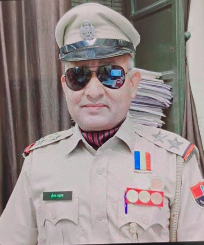 देश में क्या विशेष लोगों के लिए नियम भी विशेष बन जाते हैं……?

शेरूखान पुत्र कोजेखान निवासी खेजडला जालौर से है जो कांस्टेबल के पद पर भर्ती होकर सब इंस्पेक्टर बना है !

और हेड कांस्टेबल से लगातार अब तक पुलिस अधीक्षक कार्यालय जालोर में पिछले 15 साल से एक ही जगह पदस्थापित हैं!!