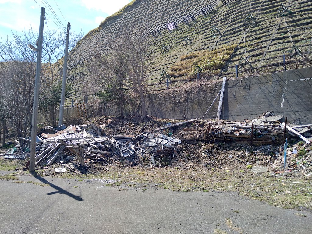 稚内のかつての繁華街弁天通り
私が稚内に来た頃はかろうじて営業しているお店があった
今はご覧の通りの廃墟だけ😇