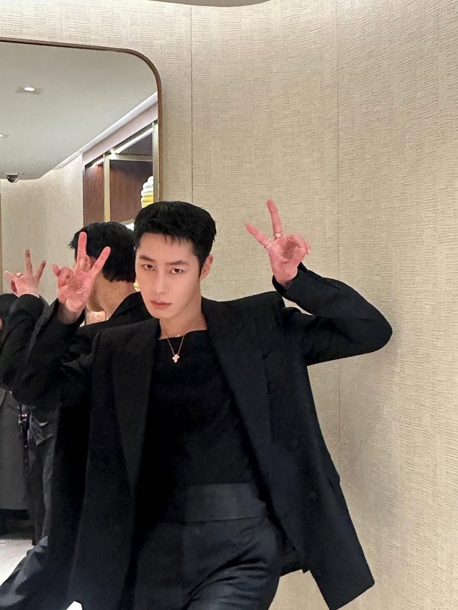 Jaewoock's tweet photo. It’s great having a mirror there. If you aren’t paying enough attention to my jewelry, my reflection will be. He’s very supportive. Double the me, double the fit, double the bling—can’t complain. https://t.co/rUrFYNZvcN