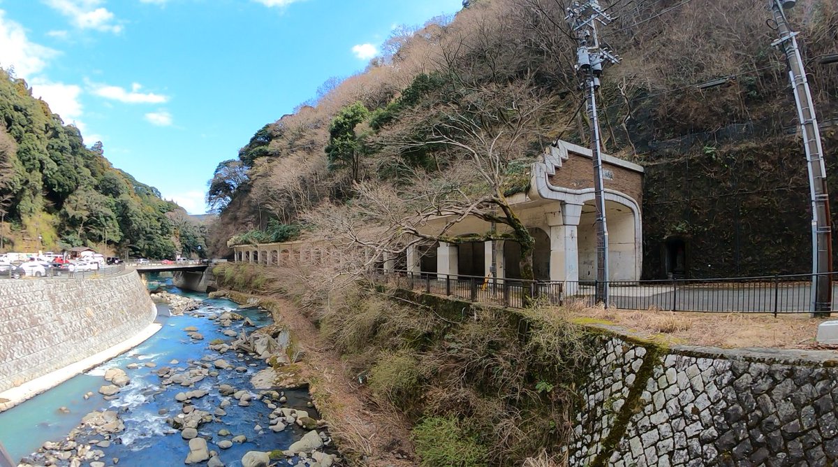 amanoshi_jp's tweet photo. 箱根にある「函嶺洞門」

箱根駅伝の名所として、記憶に残っている人も多いでしょう

現在は老朽化で封鎖されていますが、観光客を意識して、中国の宮殿をイメージしたとされるアールデコ調の造形が美しく、遊歩道としての活用が模索されています https://t.co/n3XN73Vl2t