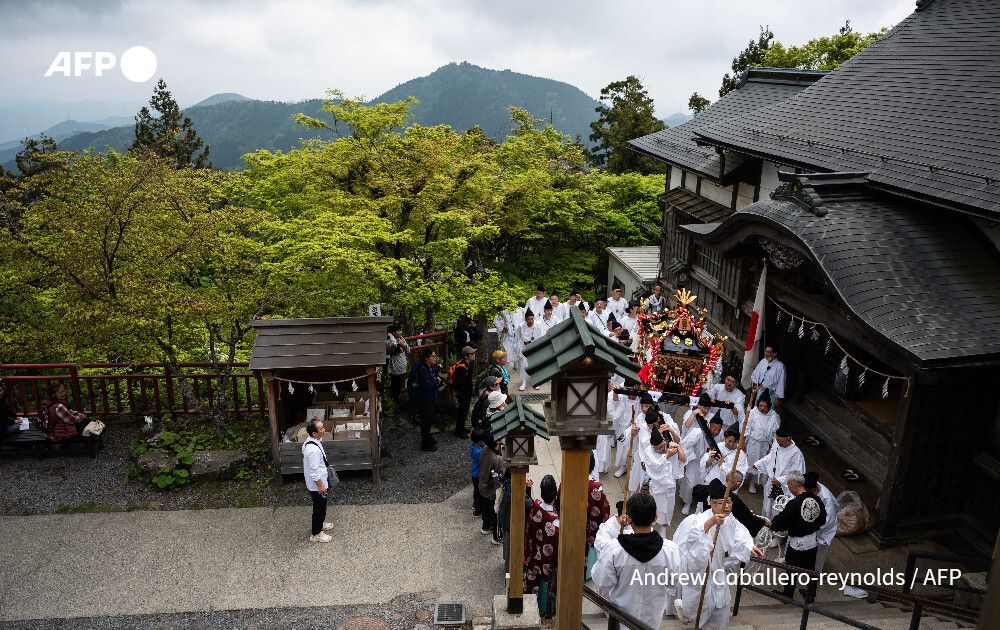 AFP's tweet photo. A centuries-old festival that heralds spring draws hundreds of worshippers to Mount Mitake near Tokyo, as robed Shinto priests led a procession to a sacred shrine at the summit

https://t.co/byYKl8XZUF https://t.co/eaW3s9Ph7t