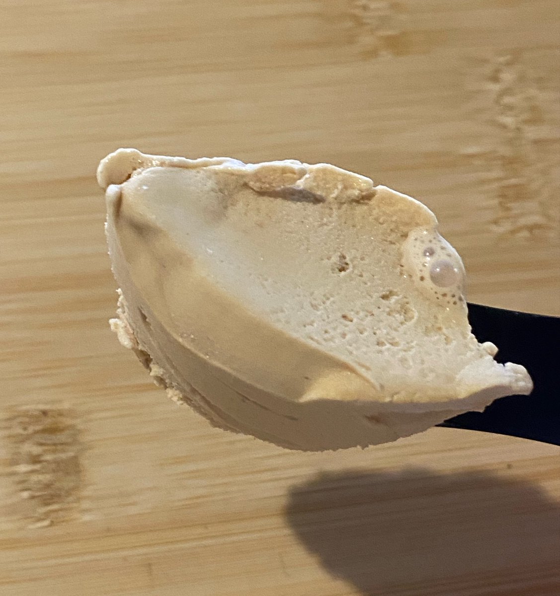 haagen_pick's tweet image. ラ・レトリなかしべつ 
素のミルク 紅茶アイスクリーム

あいぱくみやげ。ミルクアイスのなんとみずみずしいこと…！✨
アッサム茶葉から放たれる風味が淡い。甘さも控えめ。シンプルな作りによる自然のおいしさが、体全体を潤すかのように染みこんでいく🥹

#アイスクリーム
#icecream
#アイス日記