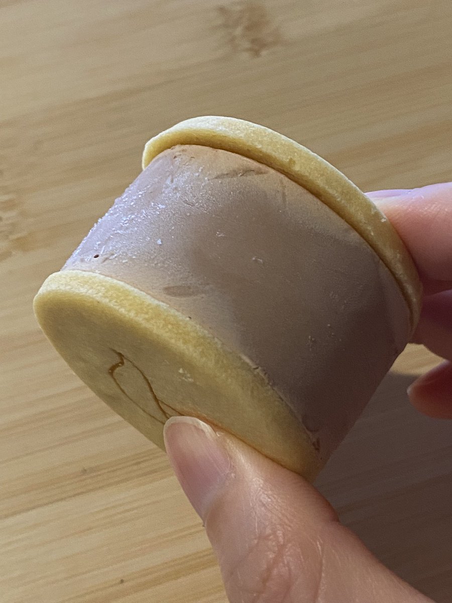 haagen_pick's tweet image. ソラアオ アイスチーズケーキサンド（チョコ）

あいぱくみやげ。京都のチーズケーキ屋さんが作ったサンドアイス。サンドクッキーも密度たっぷりのチーズアイスもしっとり。溶けるにつれてクリームチーズの酸味が広がる。カカオの華やかな香りも素敵すぎる☺️

#アイスクリーム
#icecream
#アイス日記