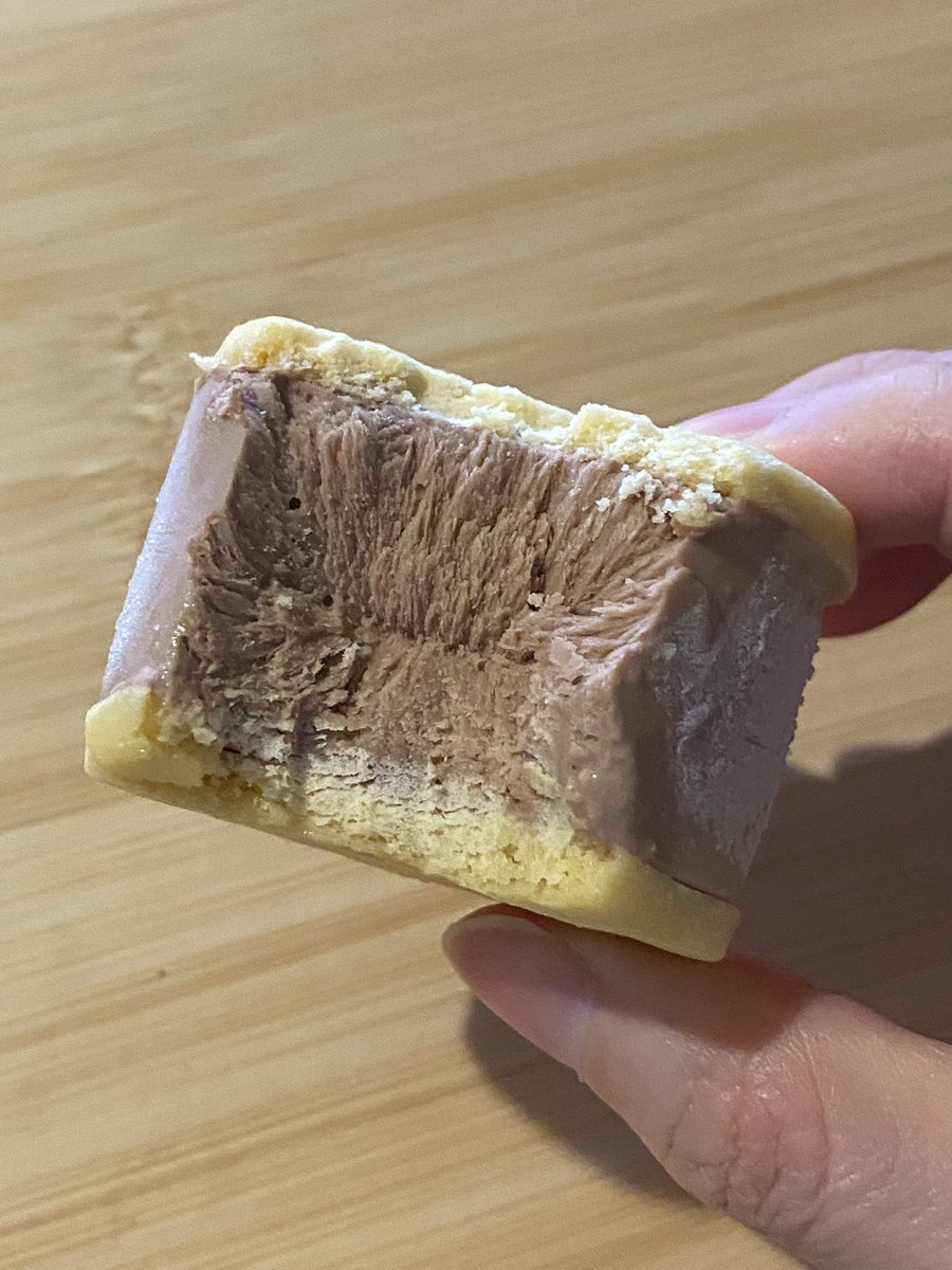 haagen_pick's tweet image. ソラアオ アイスチーズケーキサンド（チョコ）

あいぱくみやげ。京都のチーズケーキ屋さんが作ったサンドアイス。サンドクッキーも密度たっぷりのチーズアイスもしっとり。溶けるにつれてクリームチーズの酸味が広がる。カカオの華やかな香りも素敵すぎる☺️

#アイスクリーム
#icecream
#アイス日記