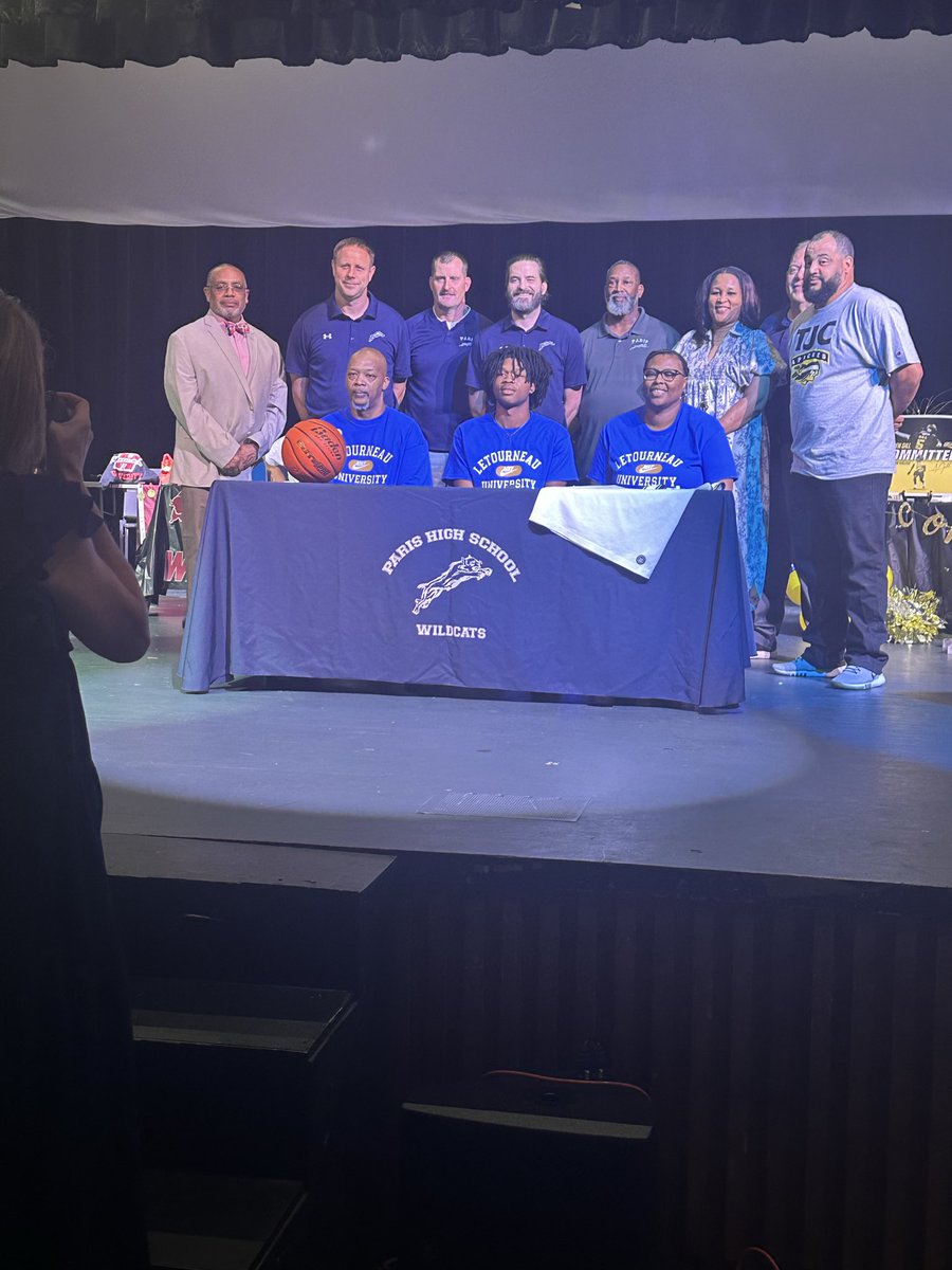 Hendo2brazy's tweet image. Signing day!! Wanna thank everyone who had been apart of my journey up until this point, and look forward to you all being apart of my next journey.✍🏾💛💙 @LETUMBB #BrotherHood #BuiltnotBought #TWA