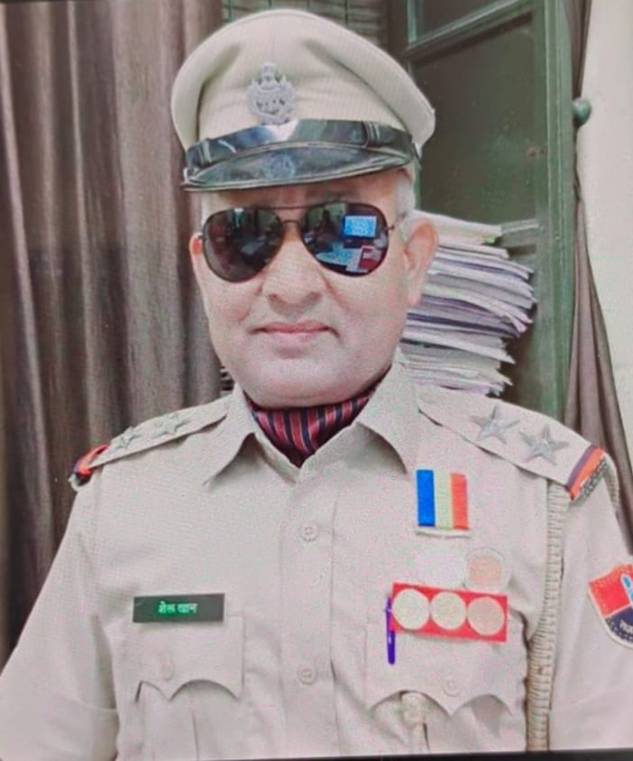 शेरुखान पुत्र कोजेखान  जालोर पुलिस में सब इंस्पेक्टर हैं व  जालोर के निवासी हैं  
नियम के अनुसार कोई भी सब इंस्पेक्टर ग्रह जिले में ड्यूटी नहीं कर सकता हैं
ग्रह जिले में ड्यूटी करना नियम के विरुद्ध हैं
तो क्या शेरुखान पर ये नियम लागू नहीं होता 🤔
<a href="/DineshMNIPS1/">Dinesh MN IPS</a> 
<a href="/PoliceRajasthan/">Rajasthan Police</a>