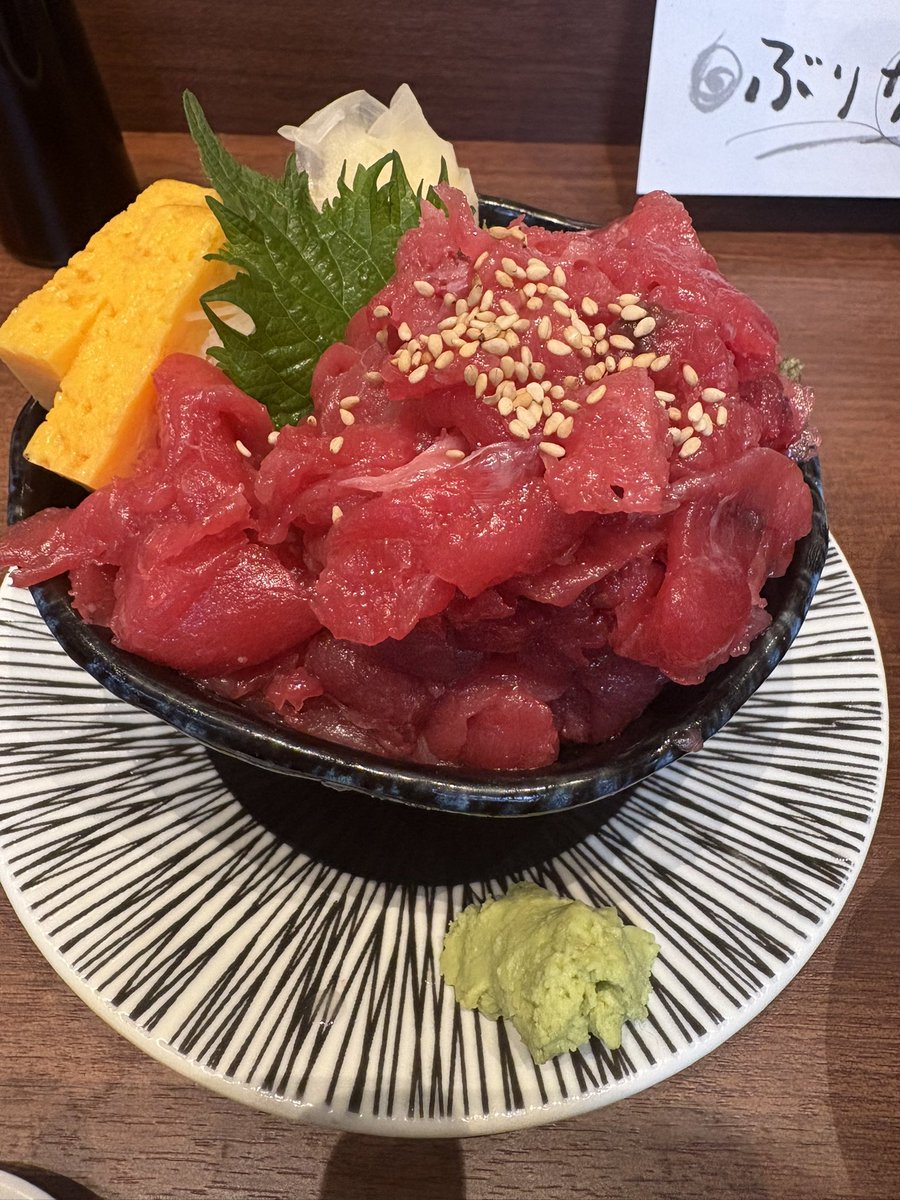 #中落ち丼

本鮪の中落ちが
絶品でした
いつもは完売だけど
今日は食べれた