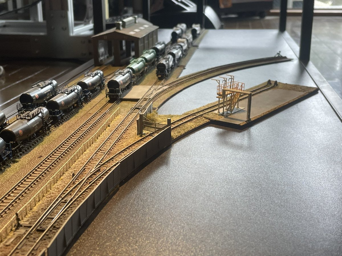 T356X's tweet photo. ガラステーブル下に有り物で線路を敷設してみた。悪くないので良い感じに仕上げたいところ https://t.co/sTCBiuhaSp