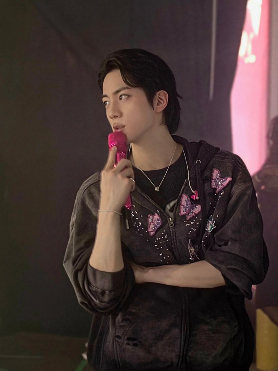 He's damn attractive, what do I do?  😭😭