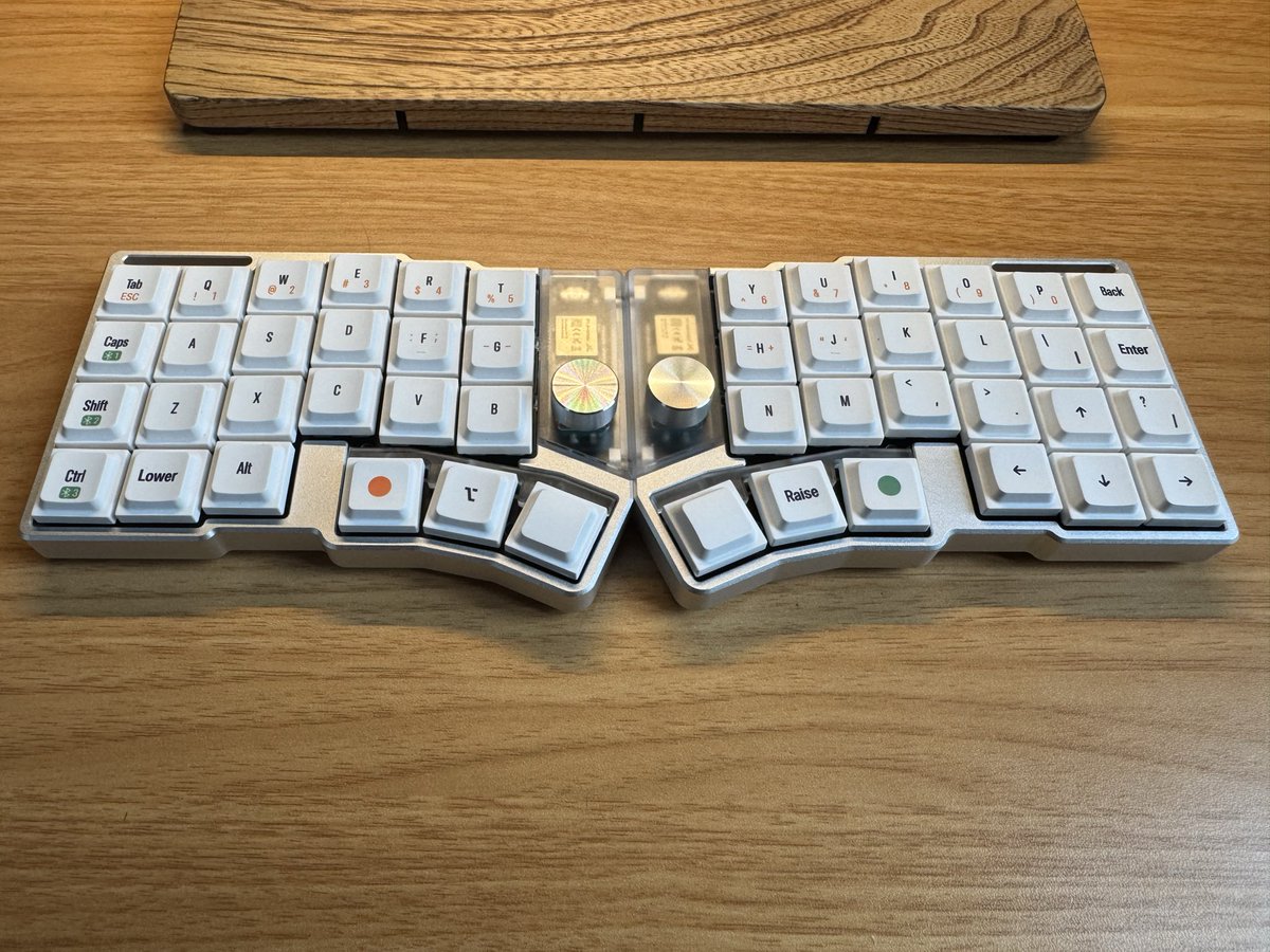 eiaou_f's tweet photo. Cornix LPゲット！
分割キーボード初めて使うから楽しみ https://t.co/F7Njl6nYOR