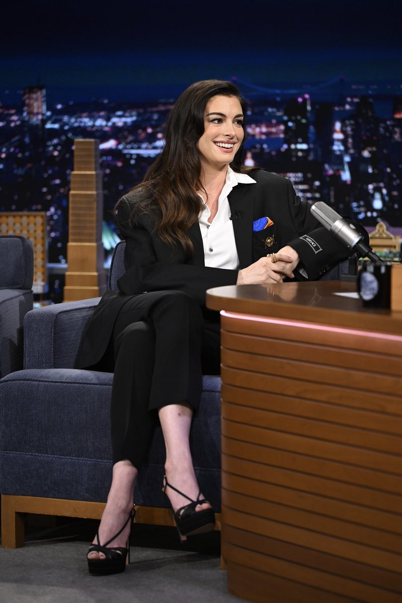 Anne Hathaway stuns on ‘The Tonight Show Starring Jimmy Fallon’ tonight.