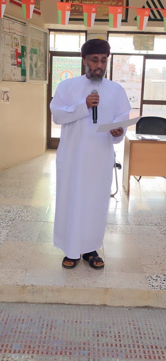 Ryswt12's tweet photo. #تعليمية_ظفار 
#تعلم_مستدام 
ضمن فعاليات ومناشط مدرسة ريسوت بنين وضمن تقدير وتحفيز الطلاب المجيدين كرم مدير المدرسة أ/علي زعبنوت الطالب احمد سعيد الدعكري الصف السابع على تميزه في مختلف جوانب التعلم والانشطة والانضباط واثنى عليه وحث الطلاب على الاقتداء به والاهتمام https://t.co/rWMq0lUODg