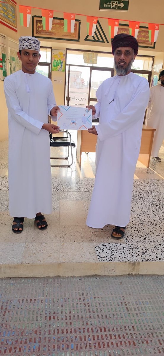 Ryswt12's tweet photo. #تعليمية_ظفار 
#تعلم_مستدام 
ضمن فعاليات ومناشط مدرسة ريسوت بنين وضمن تقدير وتحفيز الطلاب المجيدين كرم مدير المدرسة أ/علي زعبنوت الطالب احمد سعيد الدعكري الصف السابع على تميزه في مختلف جوانب التعلم والانشطة والانضباط واثنى عليه وحث الطلاب على الاقتداء به والاهتمام https://t.co/rWMq0lUODg