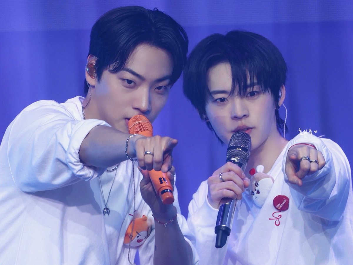 🦈 : 쟤들이 아까 우리 놀렸어!
🦌 : 너네 딱 기다려! 🫵🏻

짜근 손들의 안정감?! 😘❤️🧡
#온앤오프 #ONF #효진 #이션