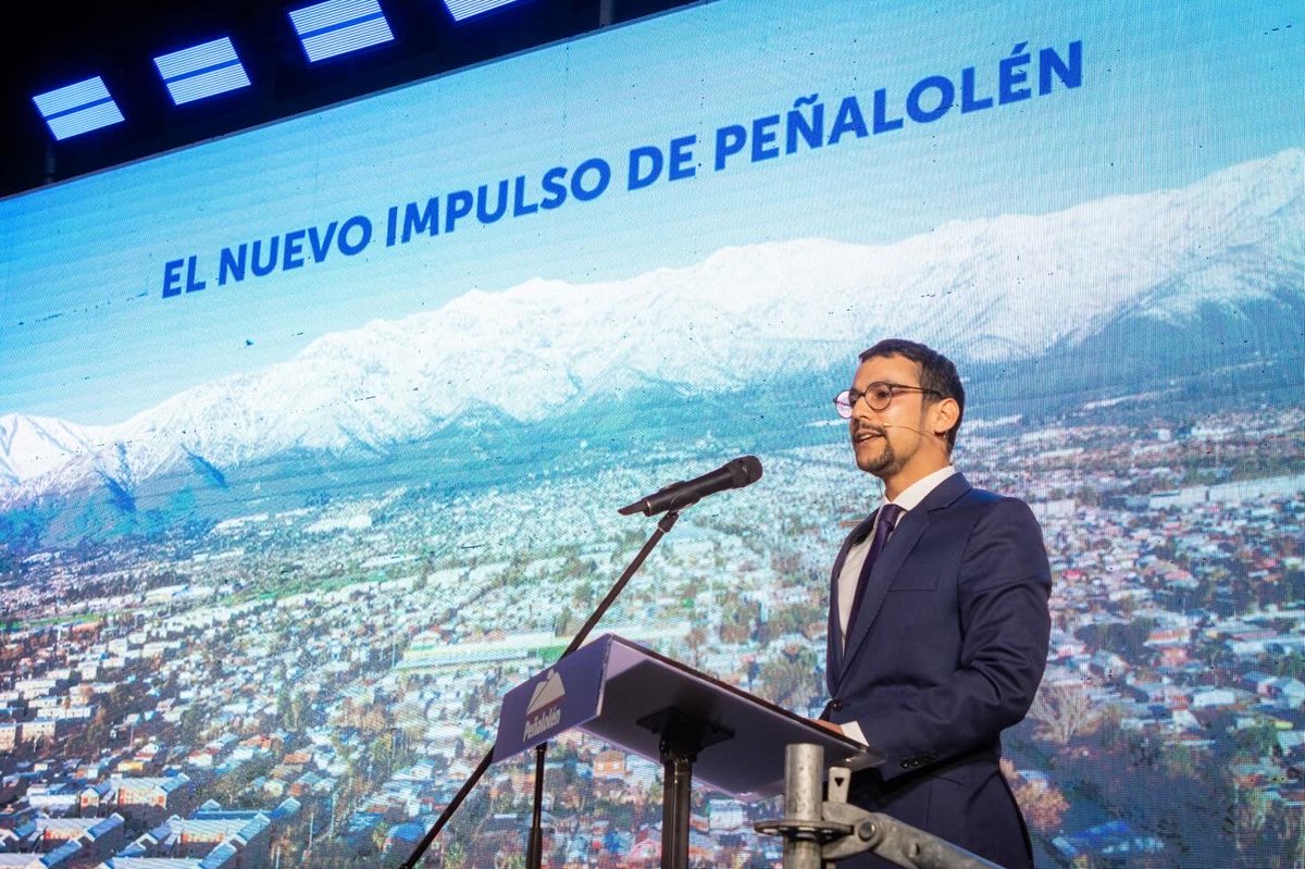 penalolen's tweet photo. ¡Así vivimos nuestra #CuentaPúblicaPeñalolén 2025-2026! 👏🏼 Con 1.000 vecinos y vecinas, autoridades, Concejo Municipal y dirigentes, el Alcalde Miguel Concha informó los avances logrados el año pasado y los principales proyectos que llevaremos adelante este año. https://t.co/4vQPjRiHO6
