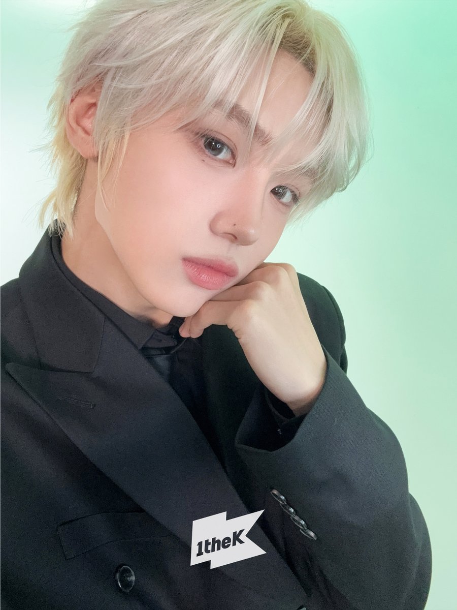 1theK's tweet photo. #CRAVITY 수트 셀카 때문에 인류 전체 불면증 호소 중 🫧 #AWAKE 제목 따라가는 건지, #수트댄스 보느라 하루 종일 잠이 안 와.. 🫠✨
#크래비티 #ReDeFINE @CRAVITYstarship 

#SuitDance 👉 https://t.co/NOzTQJVQXe https://t.co/pIHayR5IoF