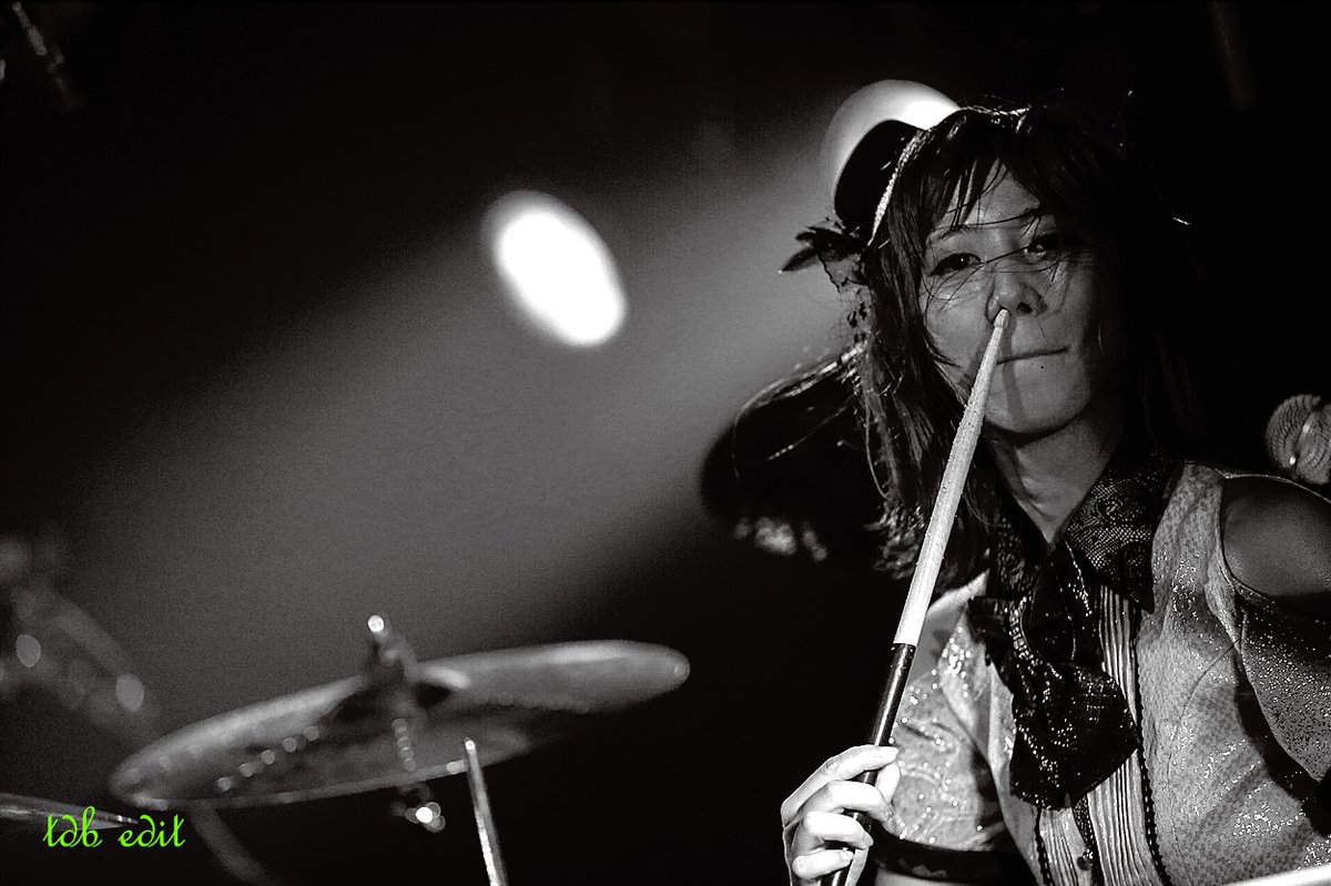ElectricKo86874's tweet image. Another Thunder Thorsday rolls around :) 
Akane in black and white.
Will Tiny Hat ever come back?
#bandmaid #jrock