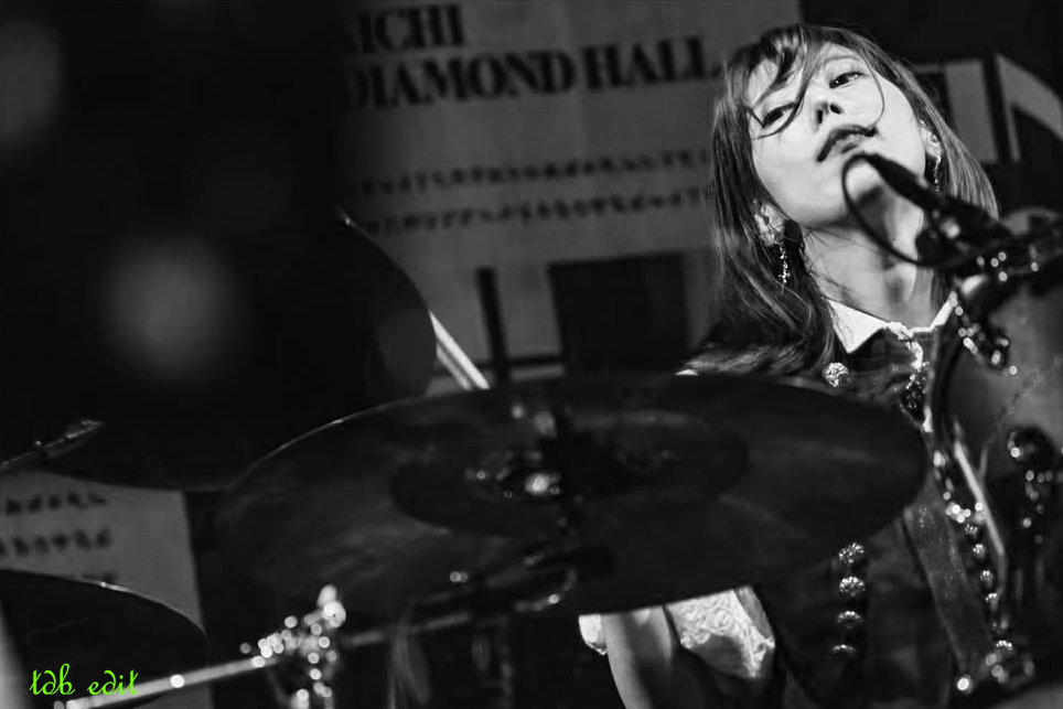 ElectricKo86874's tweet image. Another Thunder Thorsday rolls around :) 
Akane in black and white.
Will Tiny Hat ever come back?
#bandmaid #jrock
