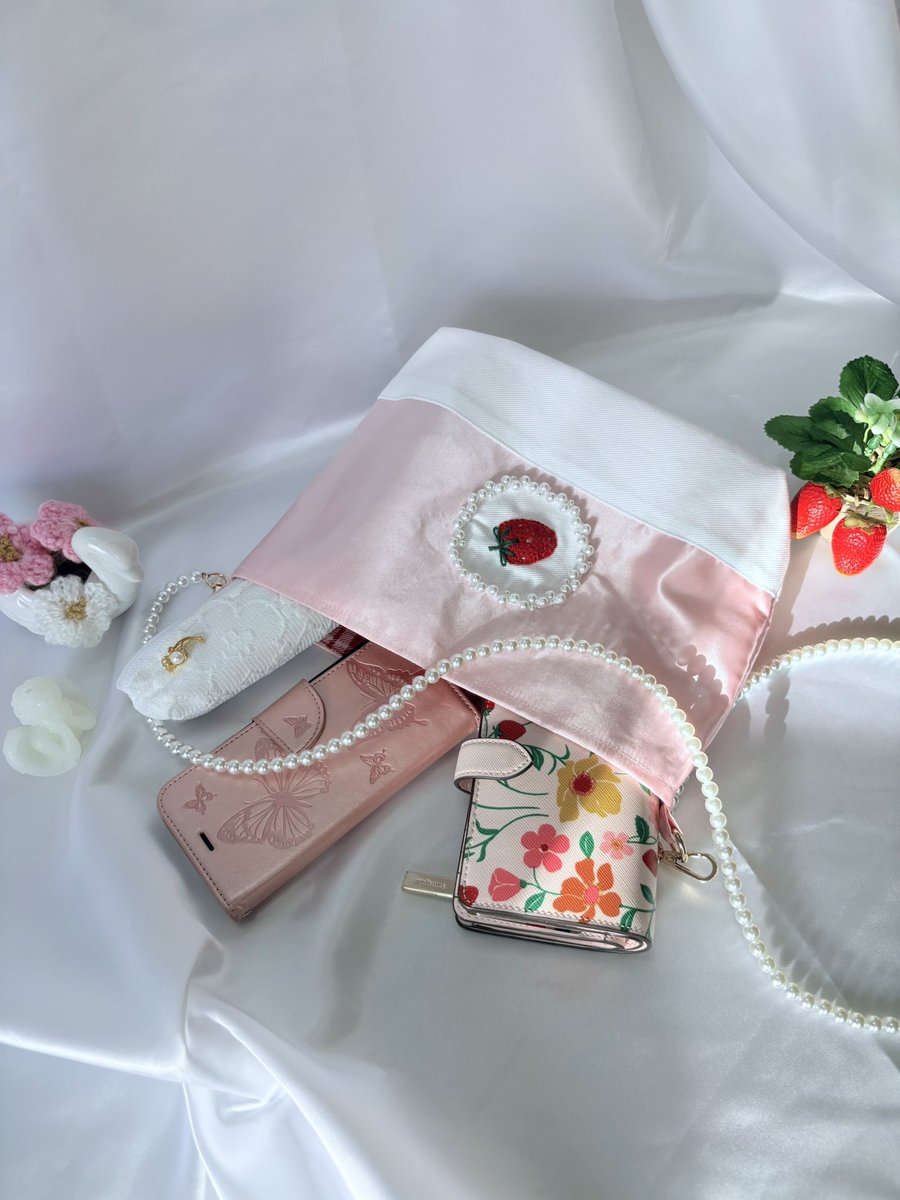 mellow__atelier's tweet photo. 12時間かけて仕立てた、とっておきの“いちごミルク”バッグ🍓✨

艶めくサテンに、一針ずつ手刺繍したいちご。
パールを贅沢に使い、大人に似合う上品な甘さに仕上げました。

初回モデルにつき、感謝を込めた特別価格でminneに出品します💐

🏷 8,900 yen
🔗  https://t.co/IaXUaMQHWn

#ハンドメイド https://t.co/9WKSm0MAdE
