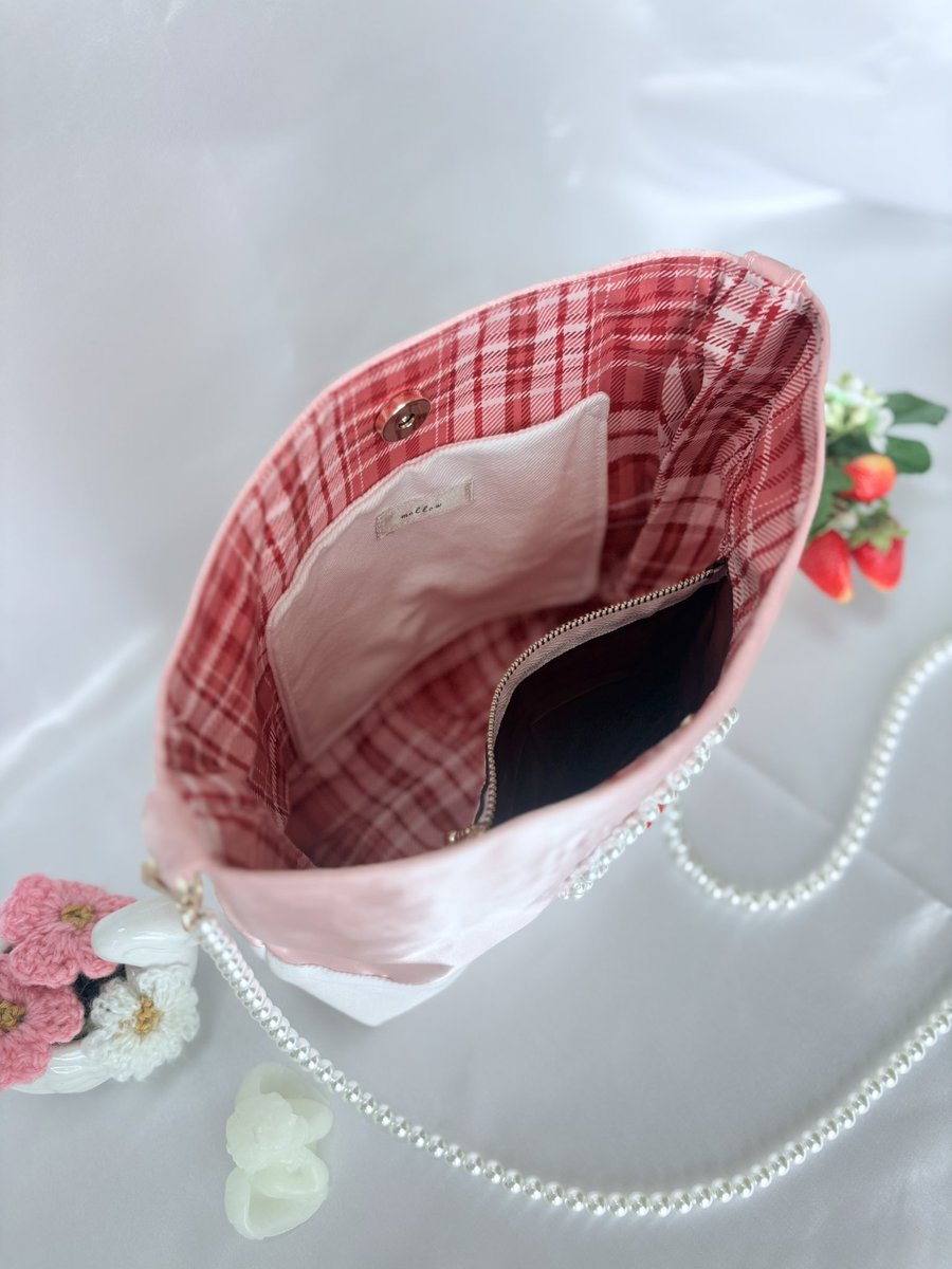 mellow__atelier's tweet photo. 12時間かけて仕立てた、とっておきの“いちごミルク”バッグ🍓✨

艶めくサテンに、一針ずつ手刺繍したいちご。
パールを贅沢に使い、大人に似合う上品な甘さに仕上げました。

初回モデルにつき、感謝を込めた特別価格でminneに出品します💐

🏷 8,900 yen
🔗  https://t.co/IaXUaMQHWn

#ハンドメイド https://t.co/9WKSm0MAdE