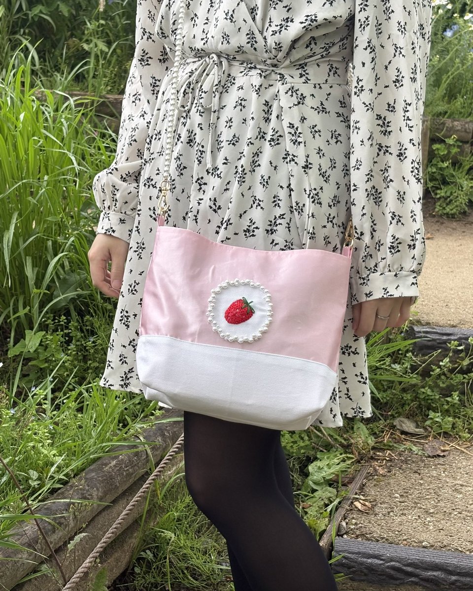 mellow__atelier's tweet photo. 12時間かけて仕立てた、とっておきの“いちごミルク”バッグ🍓✨

艶めくサテンに、一針ずつ手刺繍したいちご。
パールを贅沢に使い、大人に似合う上品な甘さに仕上げました。

初回モデルにつき、感謝を込めた特別価格でminneに出品します💐

🏷 8,900 yen
🔗  https://t.co/IaXUaMQHWn

#ハンドメイド https://t.co/9WKSm0MAdE