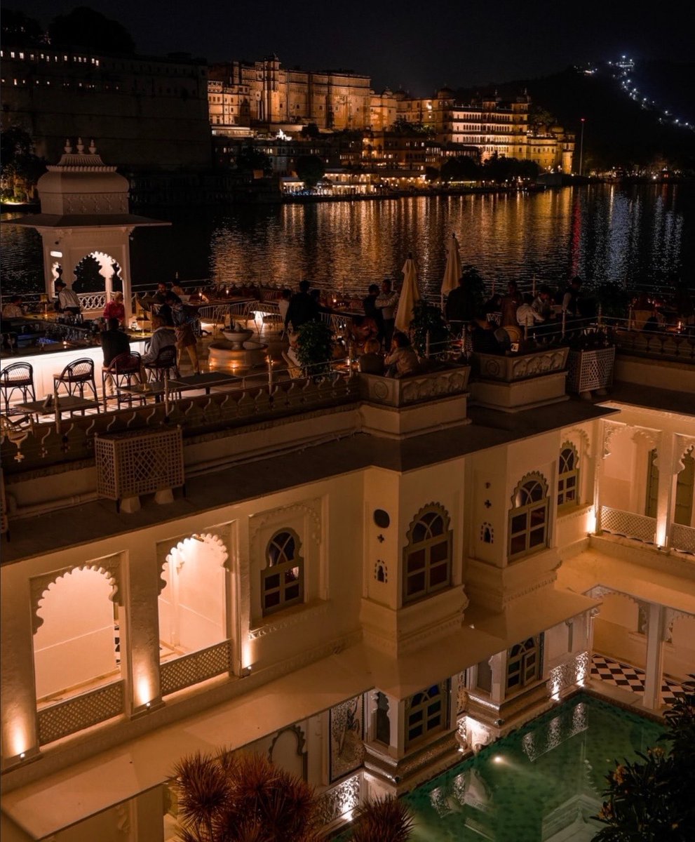 ShivrattanDhil1's tweet image. One of the finest dining experiences right by Lake Pichola in Udaipur, Ambrai at Amet Haveli is set in a beautiful 300-year-old haveli. The vibe, the view, everything just feels perfect. If you’re in Udaipur, a dinner at Ambrai is a must! 😍👌🏻 #Rajasthan