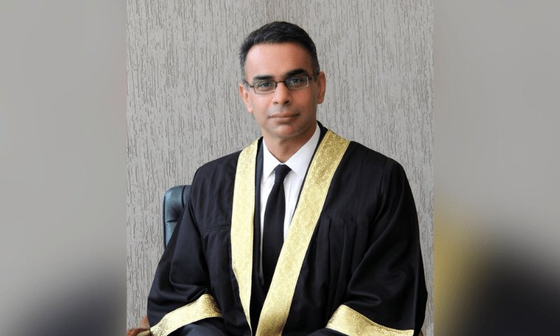 جنرل ضیاء الحق کے دور میں بھی ججز کے تبادلے کا ایسا طریقہ کار رائج نہیں تھا,جسٹس بابر ستار کا خط

"ججز کے تبادلوں کو بطور ہتھیار استعمال کرنا عدلیہ میں ایک ایسے کلچر کو فروغ دے گا جہاں بے ضابطگیاں اور نااہلی پنپے گی،آئین کے آرٹیکل 200 اور 209 میں کی گئی ترامیم کو ججز کو دباؤ میں
