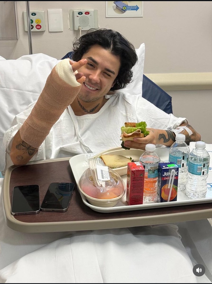 Oigan mercurials y pelonas cuídenme a mi Mario el viernes, que va andar andar postoperado de su manita jajaja, se sabe que es un necio y el wey va andar ahí echando desmadre, pero tengan cuidado con su mano pls 🥺🥺🙏🏻