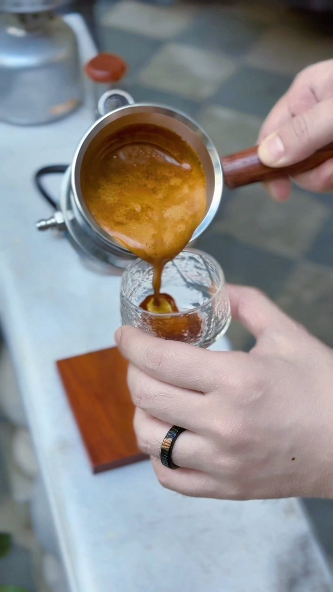 RUNNNNCoffee's tweet image. 庭でコーヒー☀️これ、気持ちいいやつ☕️#UPHOT #coffee #外カフェ #エスプレッソマシン #espresso #espressomachine #コーヒー好き #コーヒー好きと繋がりたい #コーヒーのある暮らし #coffeevibes