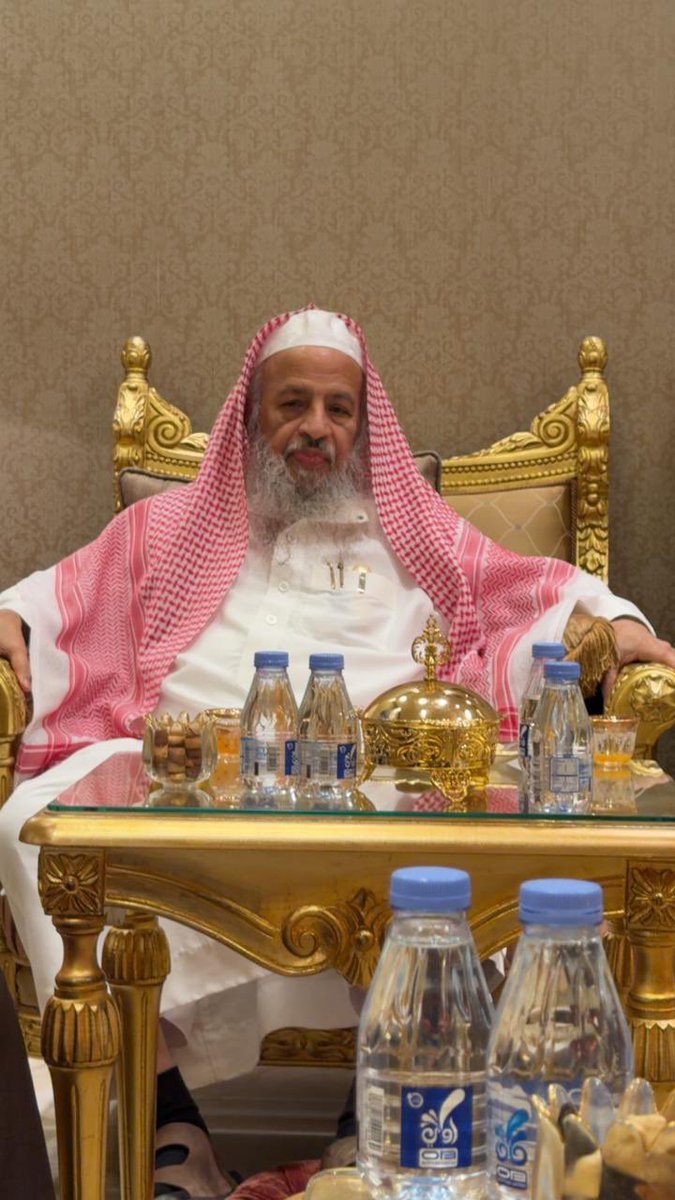 خضع الوالد #الشيخ_عبدالكريم_الخضير -شفاه الله- لعملية جراحية قبل عدة أيام، وهو بخير -ولله الحمد- .

قال لي المصاب دائماً يستذكر قول النبي ﷺ في الحديث الذي رواه البخاري : "من يرد الله به خيراً يُصِب منه" ليطمئن قلبه، ويهدأ باله .