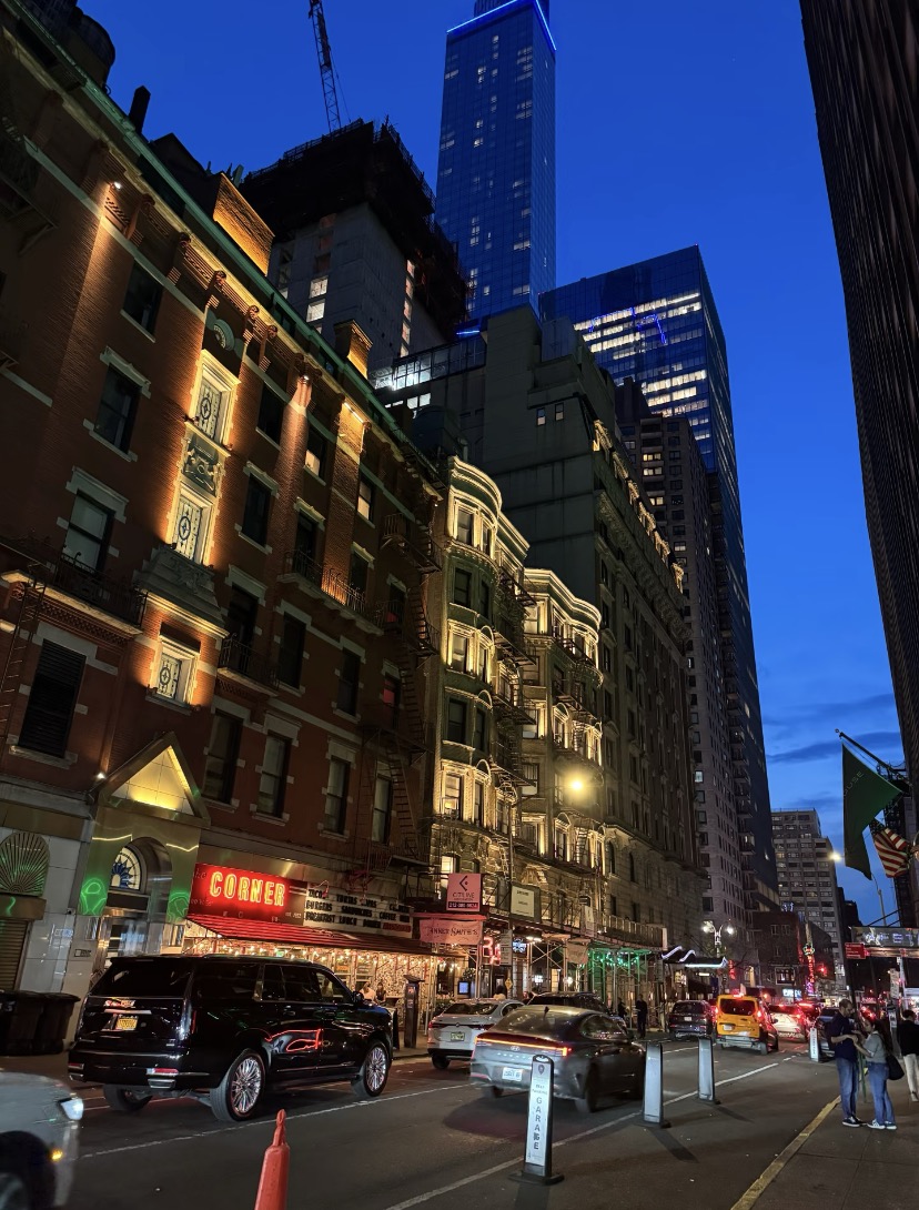 Cute72cat's tweet image. The lights of skyscrapers are the city's breath. No post-processing is needed; the color contrast at this moment is nature's perfect filter. What should I eat tonight? 🤔 #NewYorkNight #Atmosphere