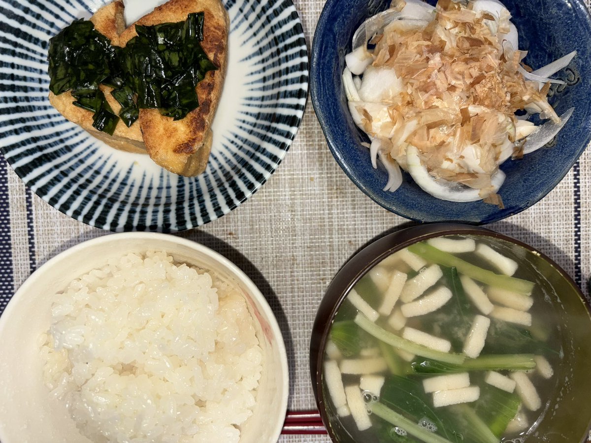 woodnote2010's tweet photo. 昨日の夕飯、コシアブラバター醤油ご飯、コシアブラとふきのとうの天ぷら。白子玉ねぎスライスと葉山ワカメをポン酢で。
今日の朝食、ウルイの味噌汁とギョウジャニンニク醤油漬けを炙った三角揚げに載せて。そして白子玉ねぎポン酢。

春は美味しいね😋 https://t.co/aIMiR4BkpY