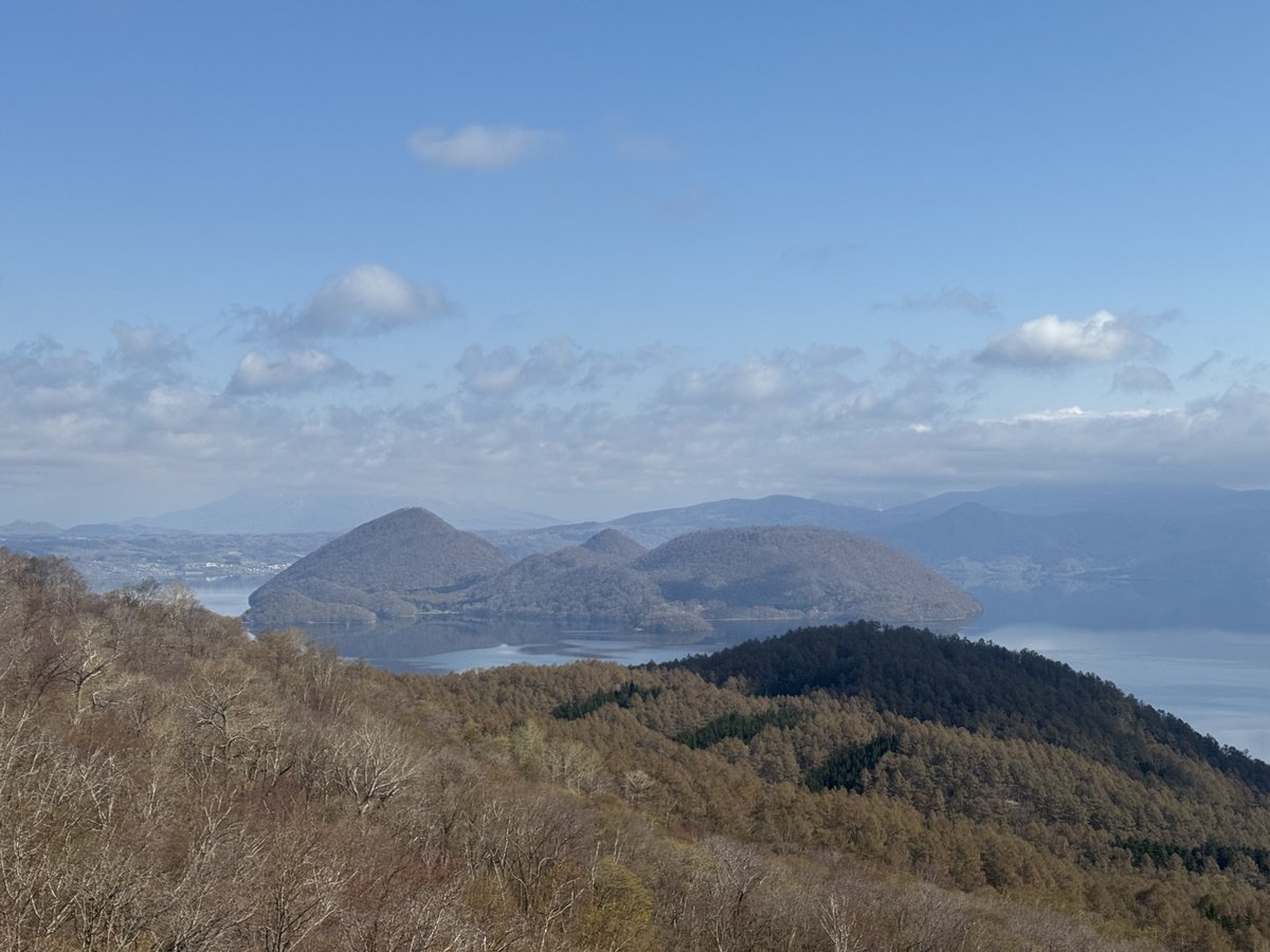 おはようございます！                
現在の有珠山の天気は晴☀山頂の気温は6℃  
今日も天気が良く、絶好の景色が広がり、お出かけ日和です!!✨
サクラも見事に咲いています～🌸

ロープウェイ🚡始発8:15～下り最終17:45
#観光 #観光スポット #景色 #テラス #有珠山 #昭和新山 #ロープウェイ