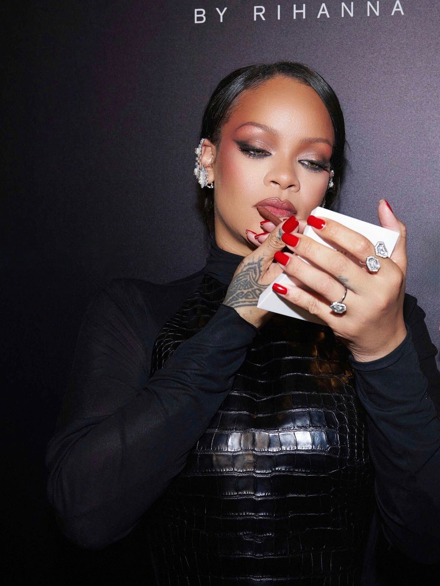 Rihanna tweet media