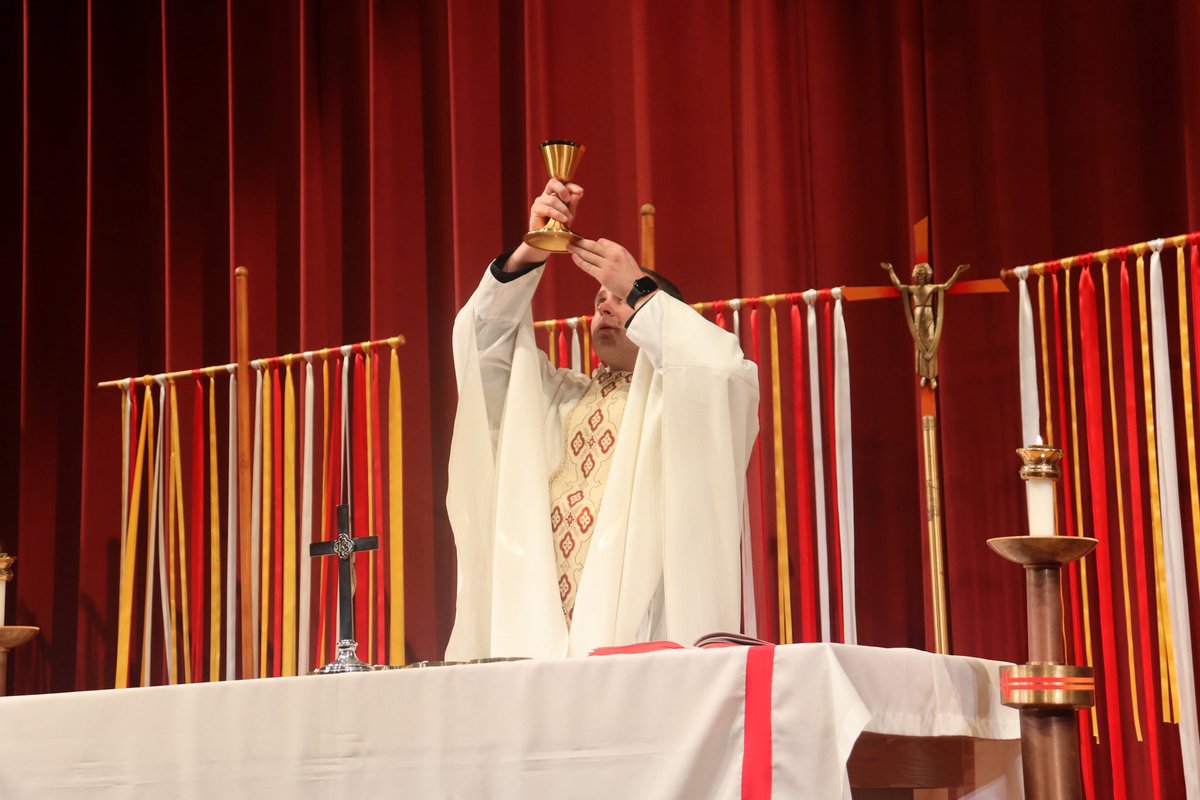 iwaredknights's tweet photo. Grandparents Mass = all the love 🫶

We had the best time celebrating with our families and making memories together 🤍

Thank you to Fr. John Schneier for leading us in Mass and to our Director of Campus Ministry, Mary Kate Garner, for making today so special ✨ https://t.co/DmTxMqugjI