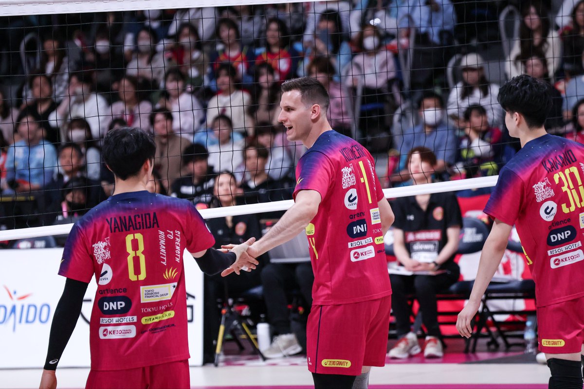 コートインする大前くんとコザとのタッチ🌟