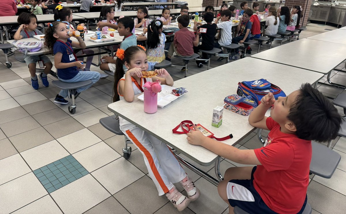 MsRios_bil's tweet photo. F is for friends #Kindergarten #bilingual #MRobPride @MRobinsonElem https://t.co/YDosMElfCB