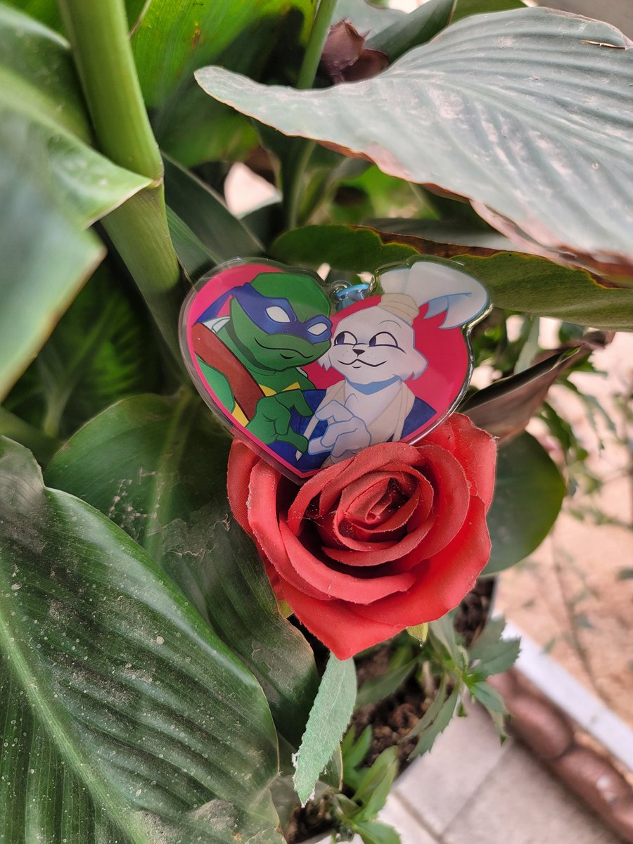 Scarredwoods's tweet image. KEYCHAIN UPDATE:
I ordered an example in advance and it came in! The pre-orders were ordered separately and should be here by the second week of May. Once I get the shipment, I'll be making a video of packaging all the orders I got and sending them off.
#leosagi